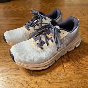 Womens on cloud cloudrunner shoes size 6.5